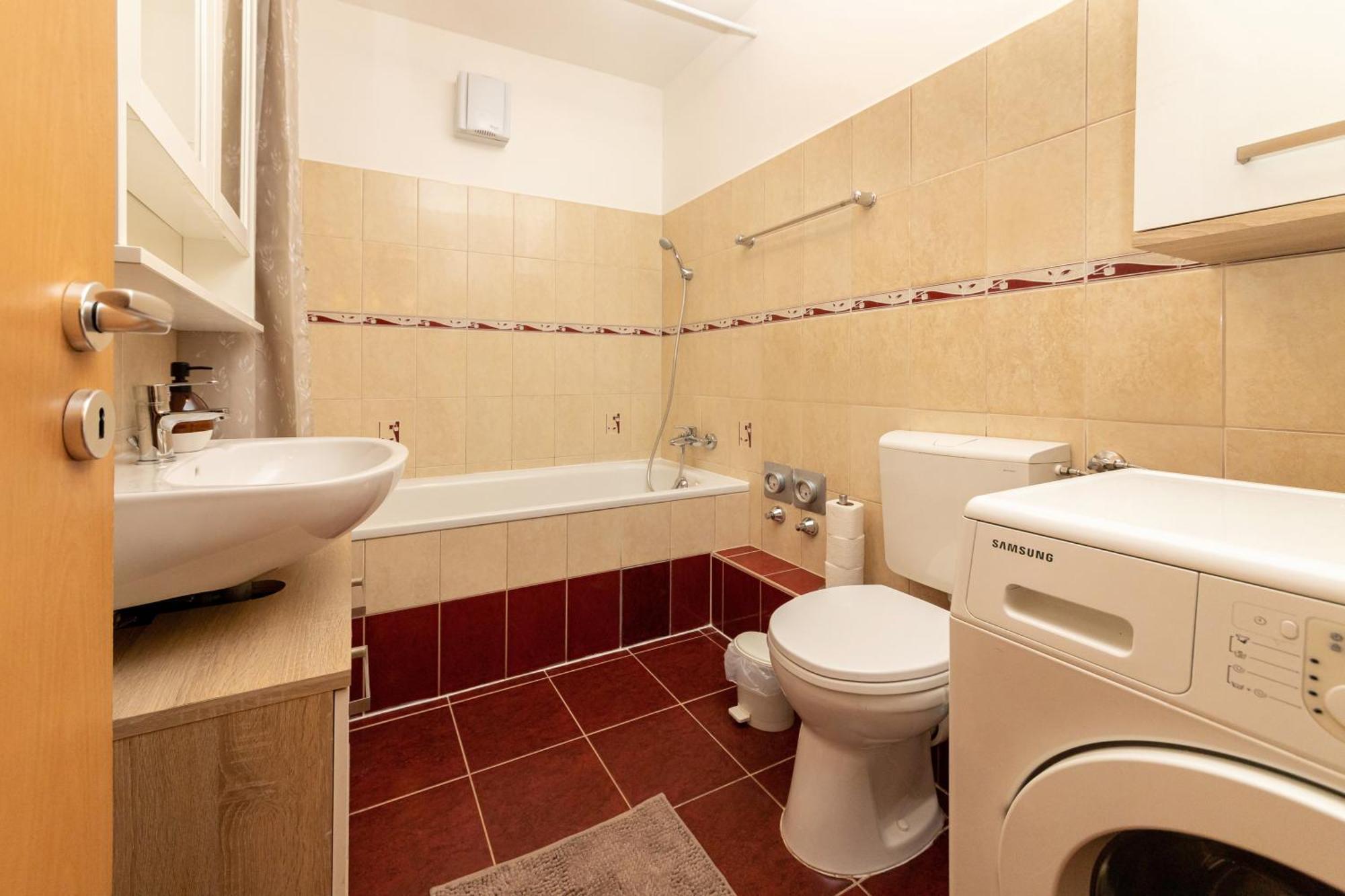 Center Budget Apartment Inside Free Parking Self Check-In Free Streaming Ac Balcony Budapest Esterno foto