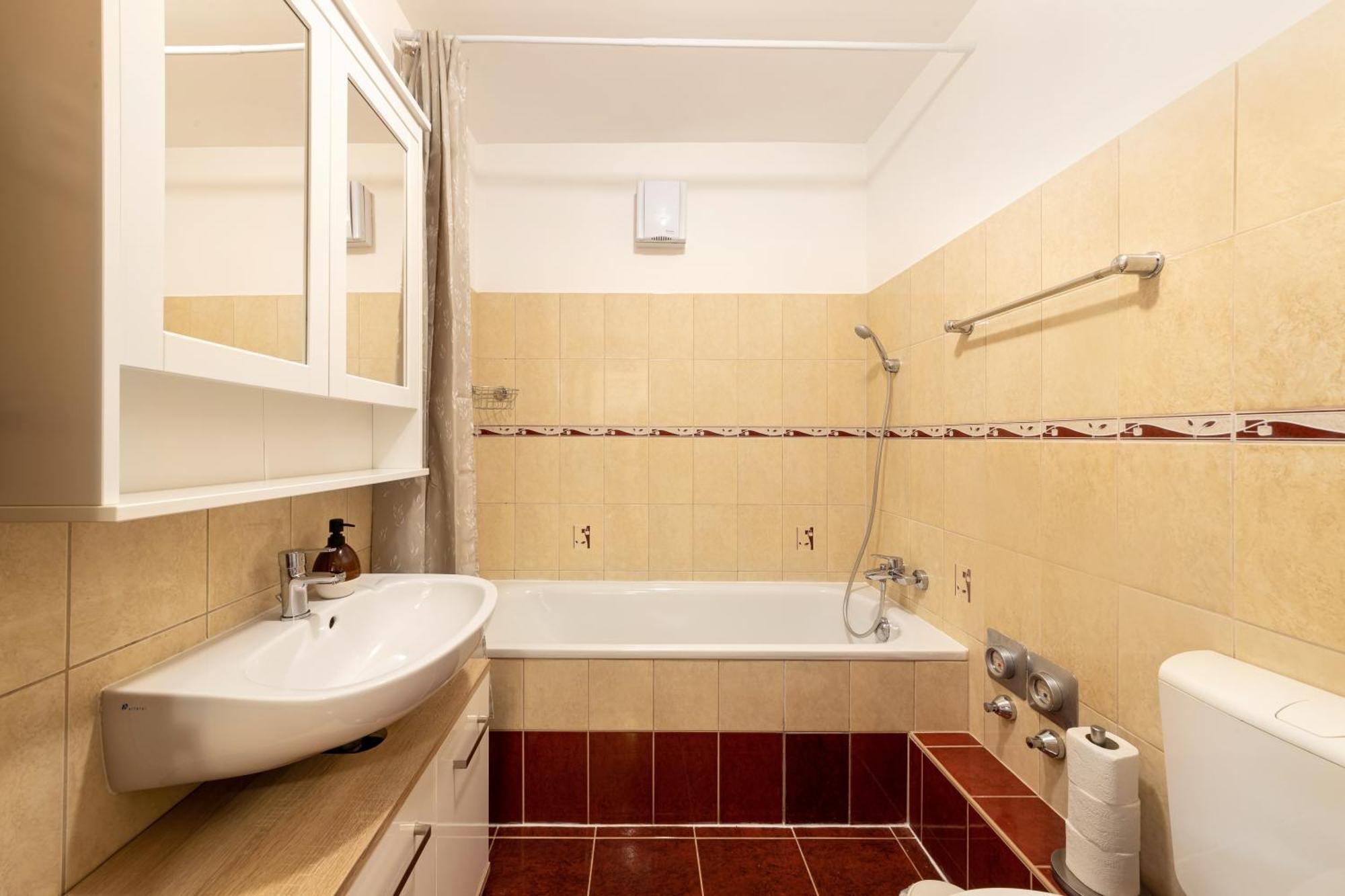 Center Budget Apartment Inside Free Parking Self Check-In Free Streaming Ac Balcony Budapest Esterno foto